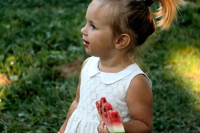 holčička s melounem