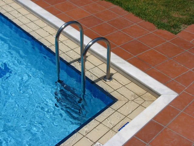 fotografie zahradního bazénu s bezpečnostními schůdky